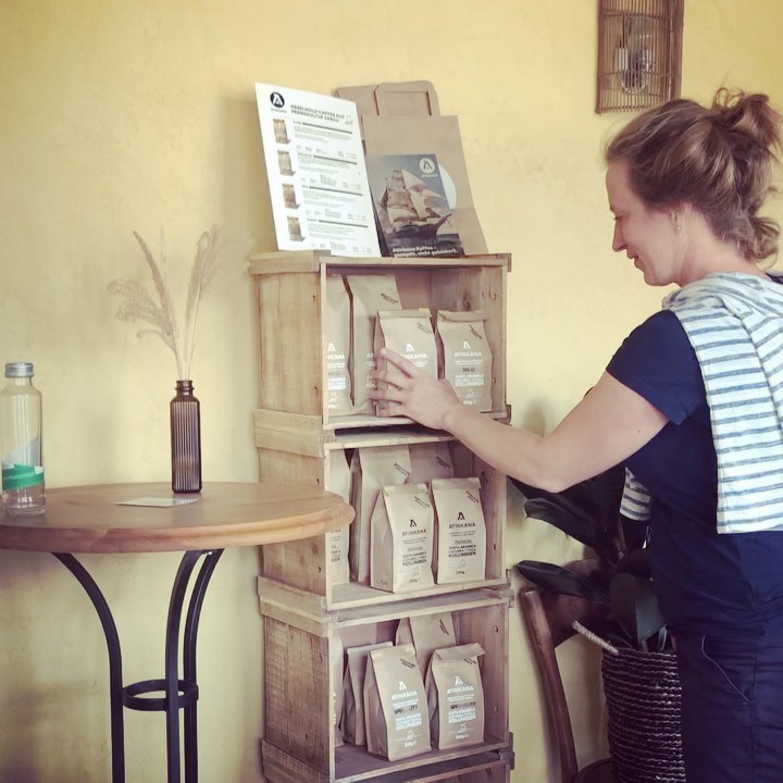 Der Spontanbesuch von @astridbrise hat uns echt gefreut! Sie war 6Monate auf dem Segelschiff der @blueschoonercompany die zusammen mit @fairtransport.shipping unsere diesjährige Kaffeeernte nach Europa brachte. „Die Kaffeesäcke lagen für fast drei Monate in ihrem Wohnzimmer“, meinte Astrid. Die Reise der Bohnen verfolgte sie indem sie uns am Limmatquai 98 in Zürich besuchte.  @atinkana  #sailcargo #coffeebackground #klimaforscherin